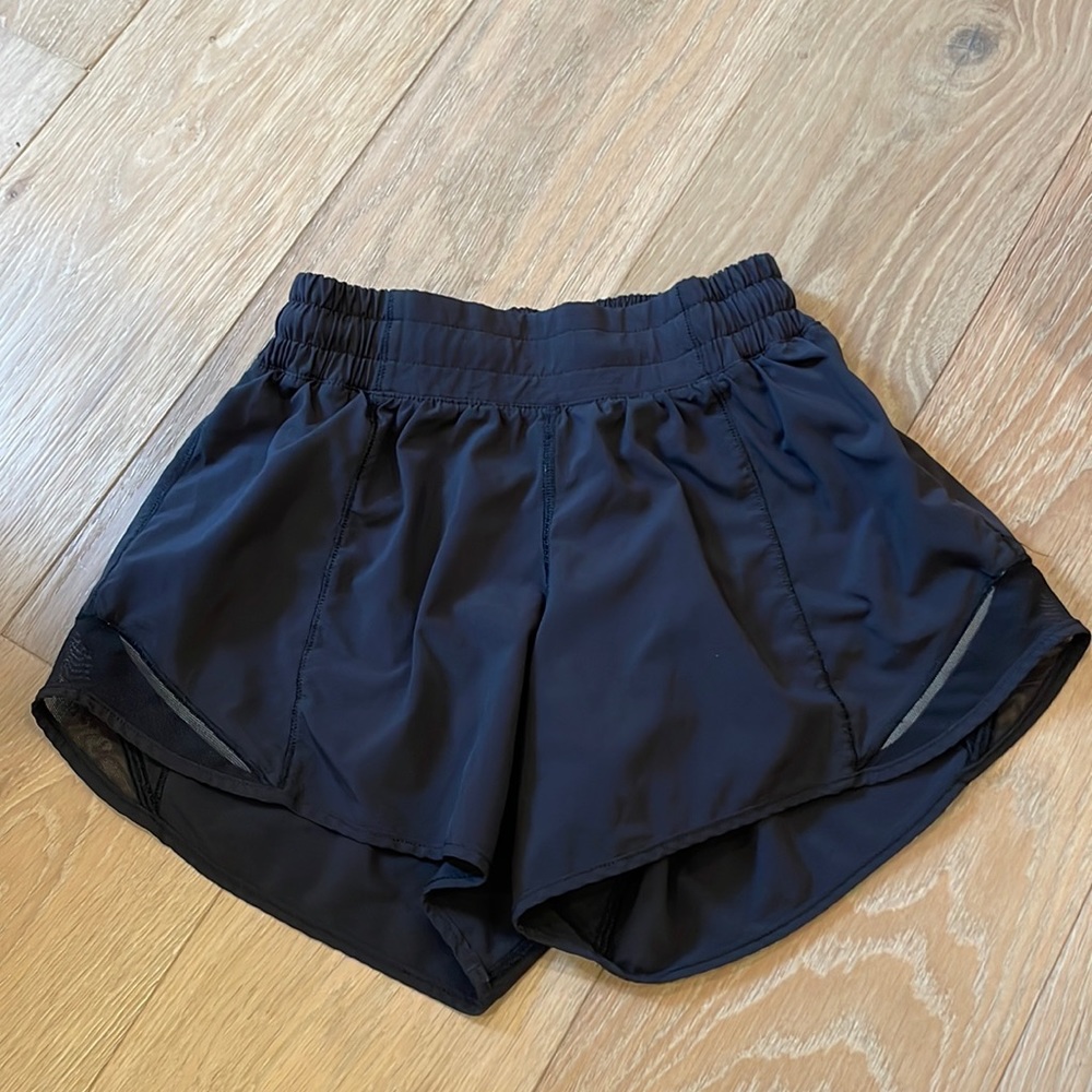 Lululemon Hotty hot shorts - size 2 tall black